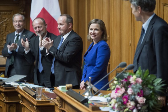 Die gewaehlte Nationalratspraesidentin Christa Markwalder (FDP), Mitte, empfaengt nach ihrer Wahl zur Nationalratspraesidentin den Applaus ihrer Ratskollegen, Dominique De Buman, CVP-FR, 2. v. links, und Juerg Stahl, SVP-ZH, 3. v. links, nach der Rede das Alterspraesidenten Luiz Stamm (SVP), rechts, zu Beginn der 50. Legislatur am ersten Tag der Wintersession der Eidgenoessischen Raete, am Montag, 30. November 2015 im Nationalratssaal in Bern. (KEYSTONE/Lukas Lehmann)