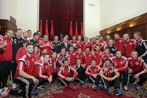 epa04975241 The Albanian national soccer team poses for a picture with Albanian President Bujar Nishani (C) after receiving the Medal of Honour in Tirana, Albania, 12 October 2015. Thousands of Albanians turned out in the capital Tirana to welcome the national football team after it secured the country's first-ever place at a major finals. Albania the previous day secured second spot in Euro 2016 qualifying Group I with a 3-0 win away to Armenia. EPA/FLORION GOGA
