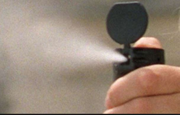 Adoleshenti spërkat sprej me piper   45 nxënës të prekur