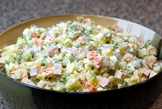 Sallatë ruse me pule