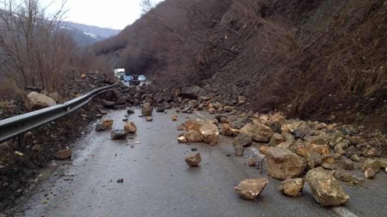 Vazhdon kaosi nga bllokimi i Librazhd Qafë Thanë  fshatra të izoluara  banorët e kalojnë rrugën në këmbë