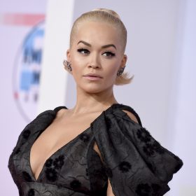 Rita Ora bëhet imazhi më i ri i shtëpisë së njohur të modës “Prada”