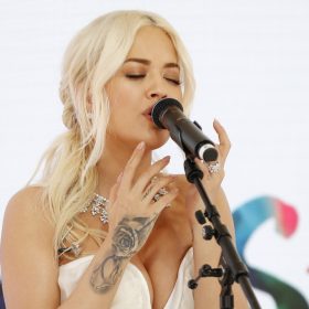 Rita Ora ka bashkëpunuar me “Amazon Original” për versionin e ri të këngës “Bang Bang”