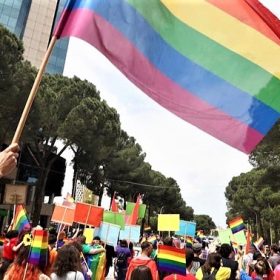 Mijëra njerëz dalin në rrugët e Bernës në mbështetje të komunitetit queer