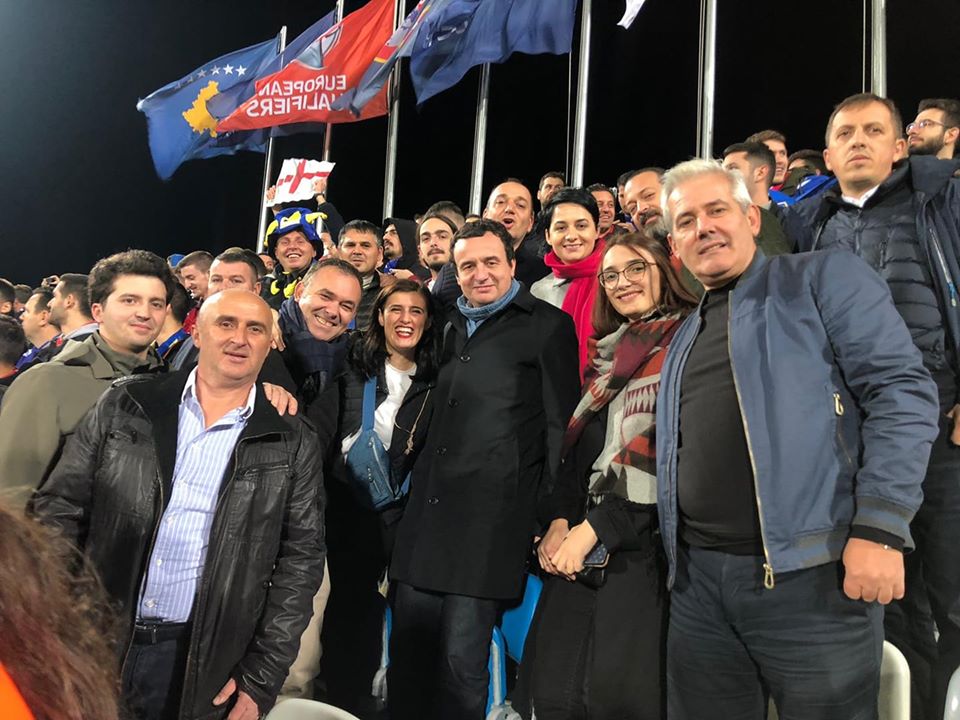 Albin Kurti në stadium për ta parë ndeshjen Kosovë – Angli - Albinfo