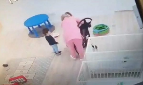 Punonjësi i çerdhes akuzohet për abuzim seksual me 15 fëmijë