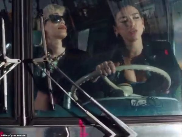 Dua Lipa dhe Miley Cyrus, me këngën “Prisoner”, rezultojnë të suksesshme