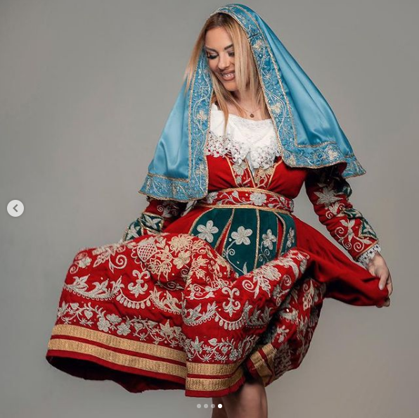 E veshur me kostume tradicionale, Eurovizion publikon fotot e Anxhela Peristerit