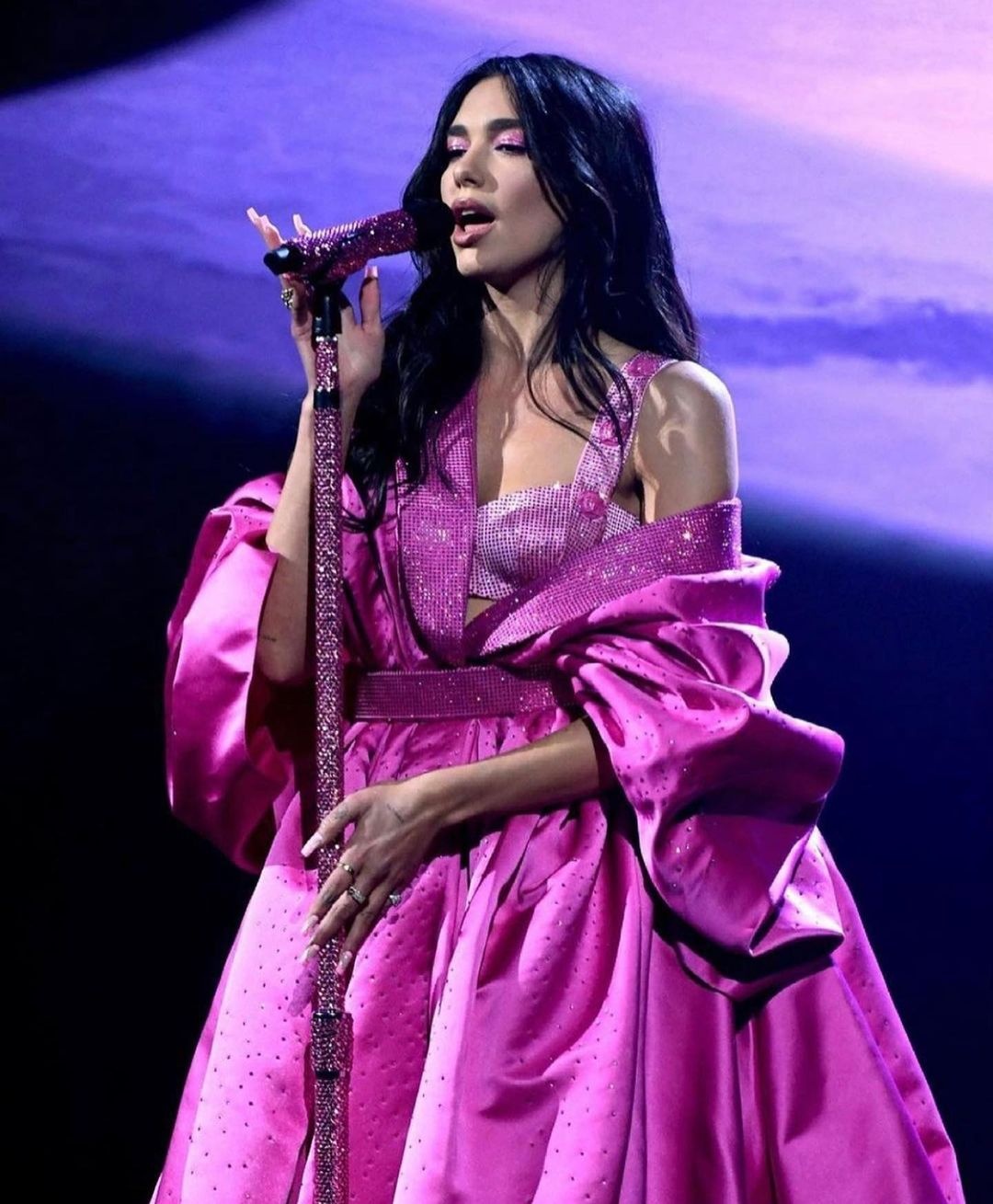 ​Dua Lipa nominohet për tri çmime në “BRIT Awards” 2021