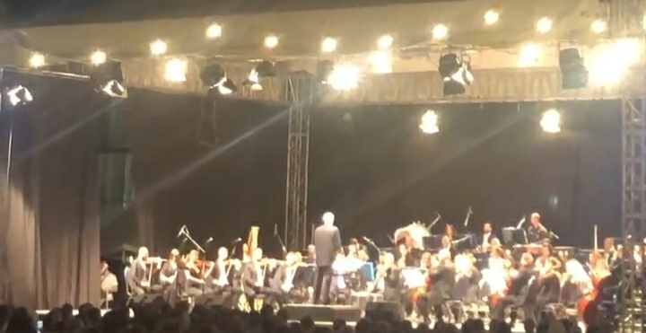 Ramë Lahaj ndërpret koncertin në Prishtinë, njofton se i vdiq nëna
