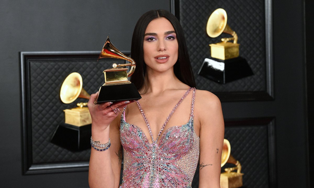 Billboard: Dua Lipa, në listën e 10 yjeve më të mëdhenj të popit për vitin 2021