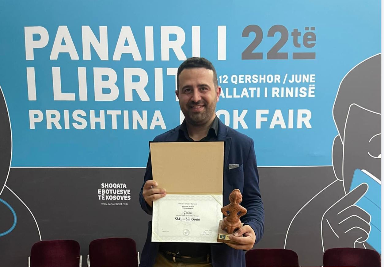 Shkumbin Gashi shpallet “Shkrimtari i vitit” në Panairin e Librit “Prishtina 2022”