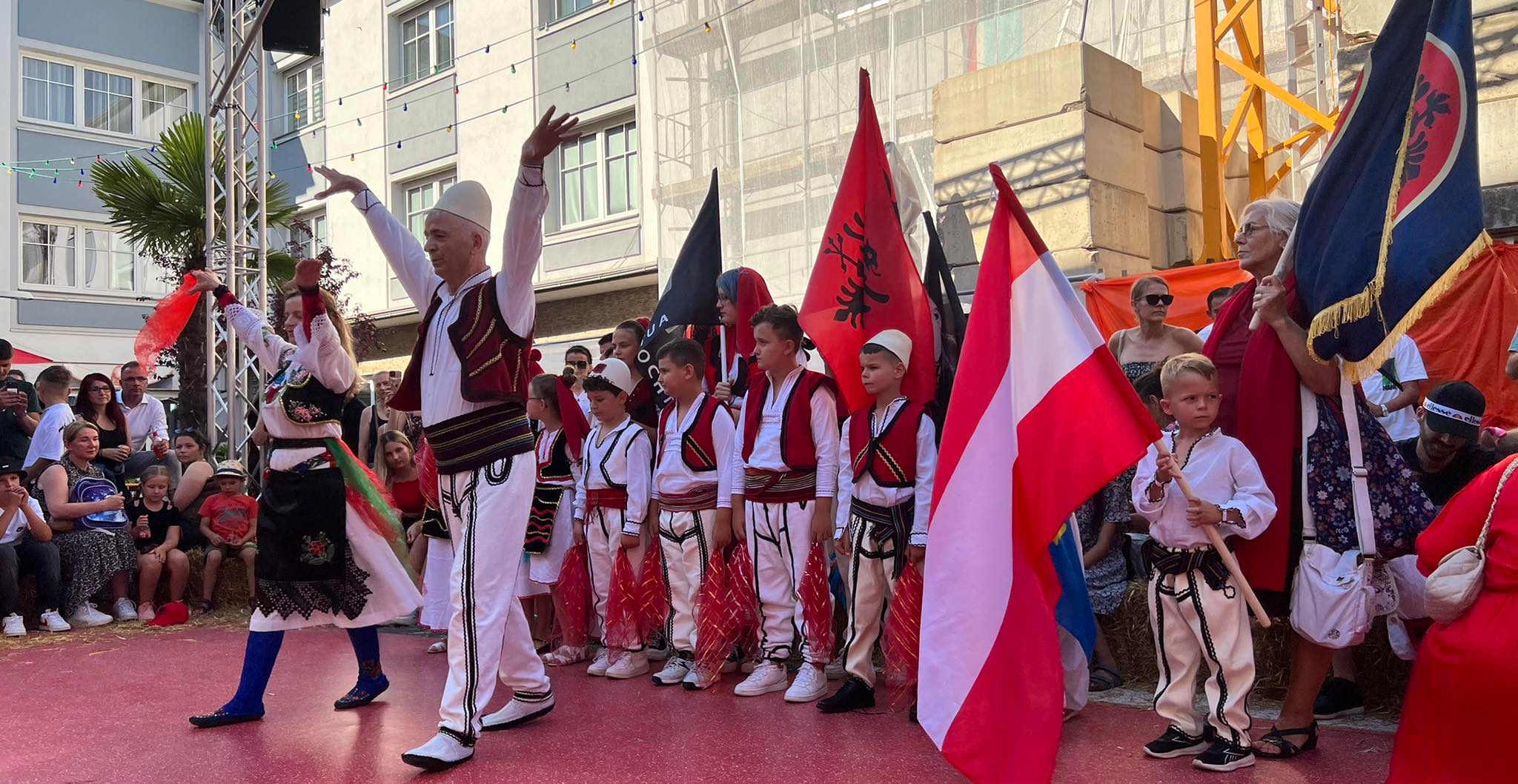 Jehonë kënga dhe vallja shqiptare në sheshin e qytetit Villach, në Austri