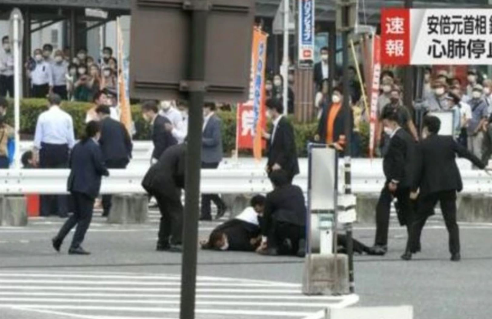 Японский покушение. Покушение на премьер министра Японии. Министр Японии Синдзо Абэ. Застрелили премьер министра Японии.