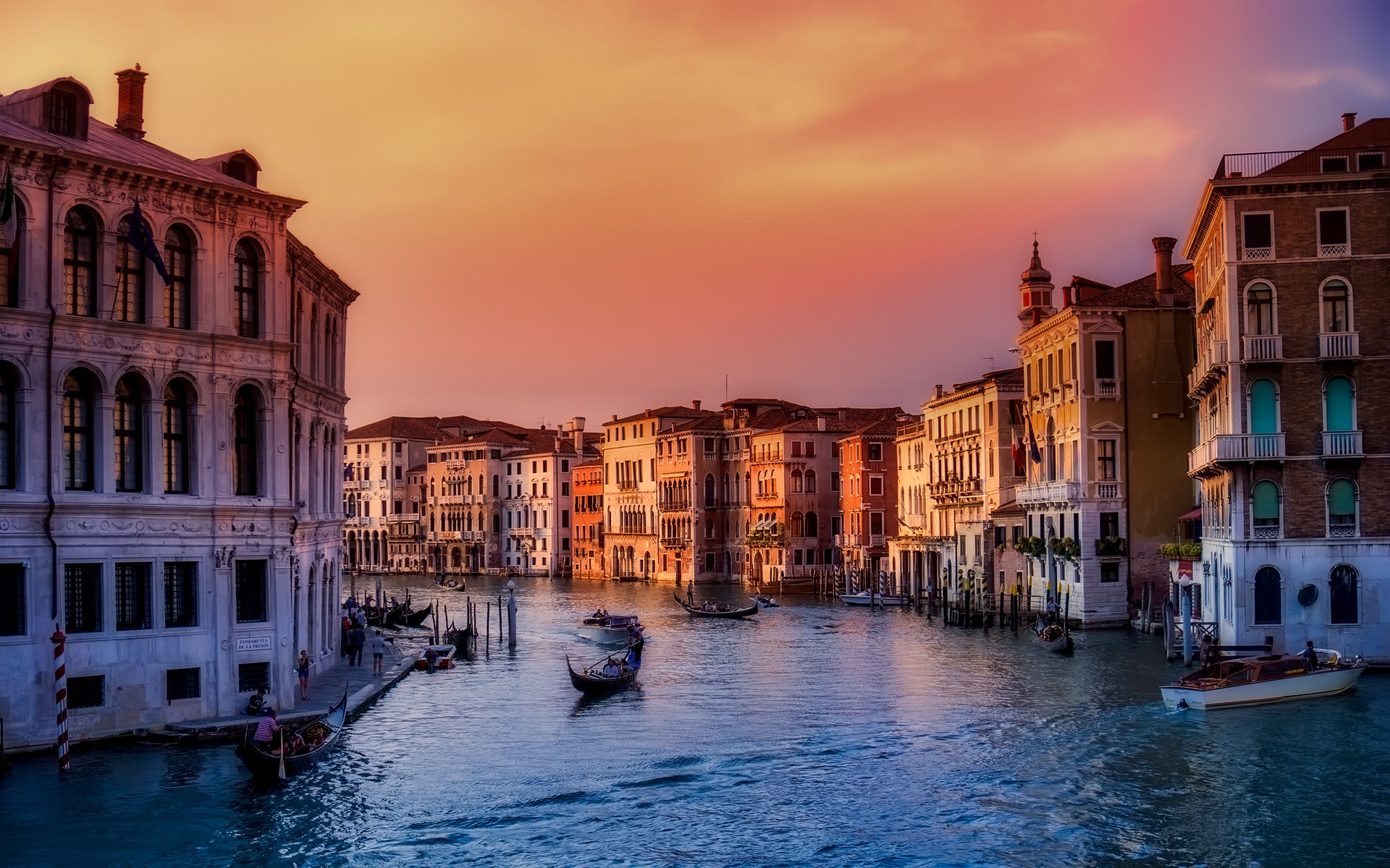 Venecia rikthen tarifën për turistët ditorë