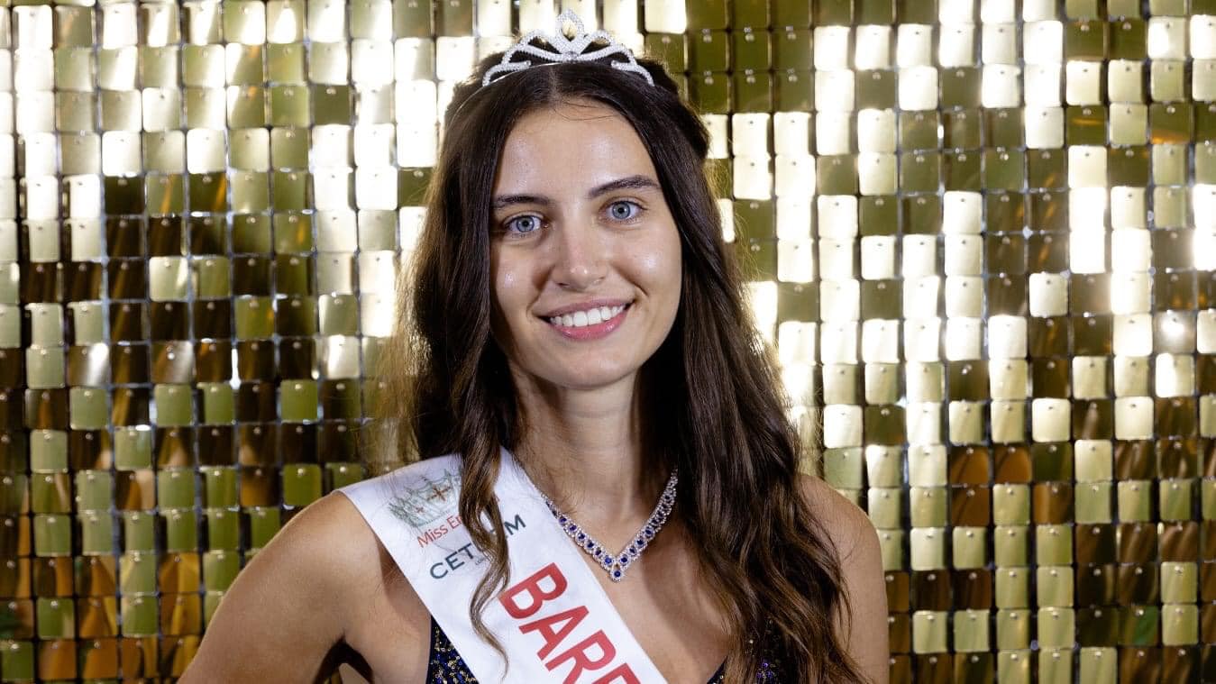 Konkurroi pa grim, finalistja e Miss Anglisë shpallet ‘Mbretëresha e parë e bukurisë’
