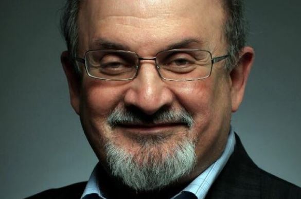 Sulmohet me thikë Salman Rushdie, autori i librit “Vargje Satanike”