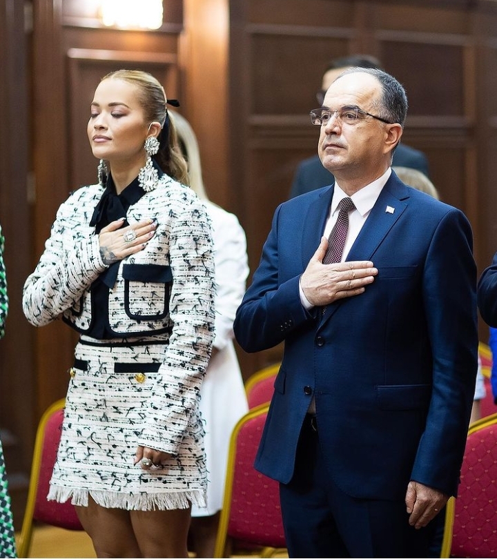 Rita Ora nderohet në Shqipëri, merr dekoratën ‘Naim Frashëri’