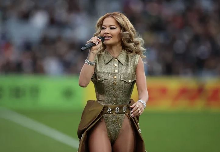 Rita Ora e hapi Kampionatin Botëror të Rugbyt me një performancë fantastike