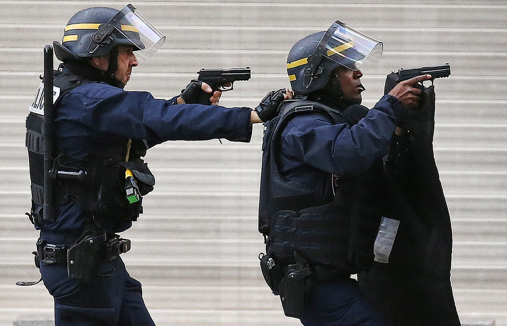 Dy të plagosur nga të shtënat në stacionin e trenit në Paris