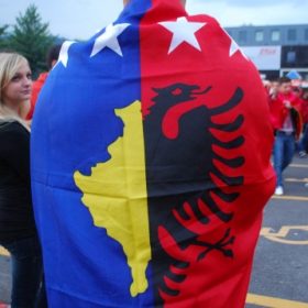 Pse nuk u lejuan flamujt e Kosovës dhe Shqipërisë në ndeshjen Zvicër-Serbi