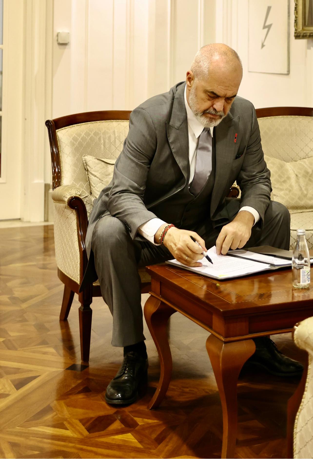 Rama niset për në Hagë  pritet të takojë Thaçin