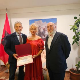 Ambasadori Gjoni pret në takim pianisten shqiptare në Zvicër