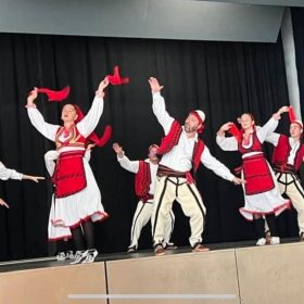 Ansmabli “Vatra” organizon manifestim për Ditën e Flamurit