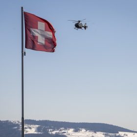 Helikopterët furnizojnë me ujë Alpet Zvicerane gjatë thatësirës

