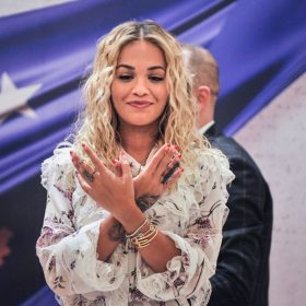 “The Sun” shkruan se Rita Ora kthehet në Kosovë për një projekt të ri larg muzikës