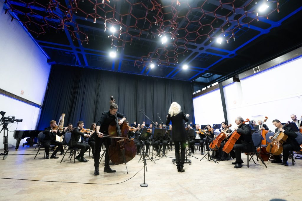 Koncerti i Filharmonisë së Kosovës, shkëlqen kontrabasisti shqiptar që jeton në Zvicër
