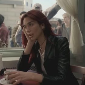 Dua Lipa ka publikuar videoklipin e këngës së saj “Training Season”