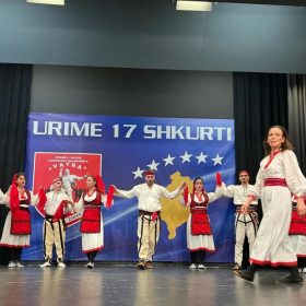 Ansambli “Vatra” dhuron shfaqje spektakulare për 16-vjetorin e Pavarësisë së Kosovës