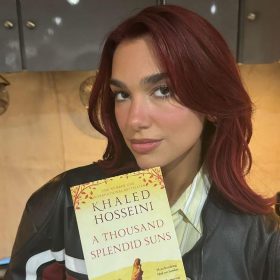 Dua Lipa, një kritike e shkëlqyer letrare