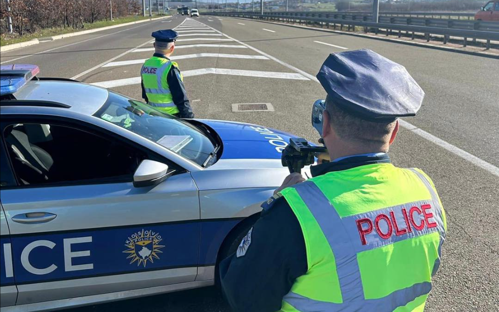 Kosovë: Policia me plan për ndalimin e përdorimit të telefonit gjatë vozitjes