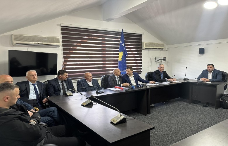 Kuvendi Komunal i Zubin Potokut mban seancën e parë brenda objektit të Komunës