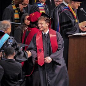 Adem Dalipi vendos shallin me shqiponjë në diplomimin e tij në Amerikë