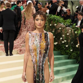 Rita Ora shfaqet në Met Gala me fustanin e punuar me rruazat nga shekulli i dytë para Krishtit