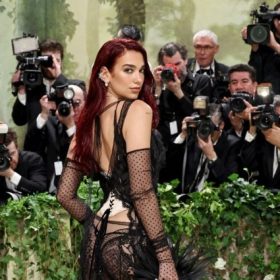 Edhe Dua Lipa zbukuron tapetin e kuq me veshjen nga Marc Jacobs në Met Gala 2024