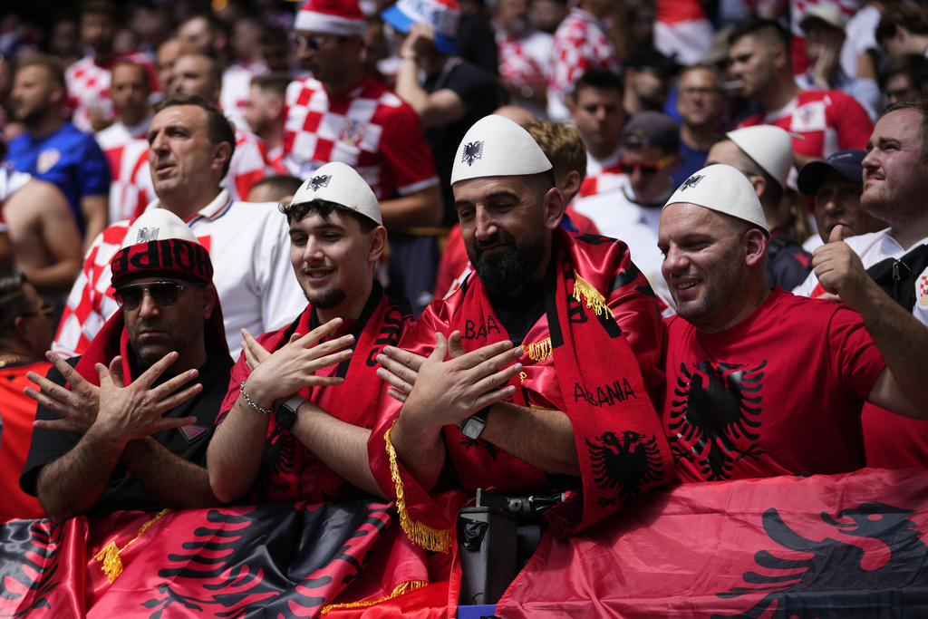 FIFA dënon Shqipërinë, ndaj Serbisë do të lejohen më pak tifozë