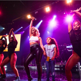 Bebe Rexha pritet të elektrizoj skenën “Sunny Hill Festival”