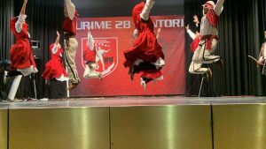 Ansambli “Vatra” kremton Festën e Flamurit Kombëtar