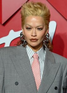 Rita Ora, me një pamje krejtësisht ndryshe në ‘British Fashion Awards’