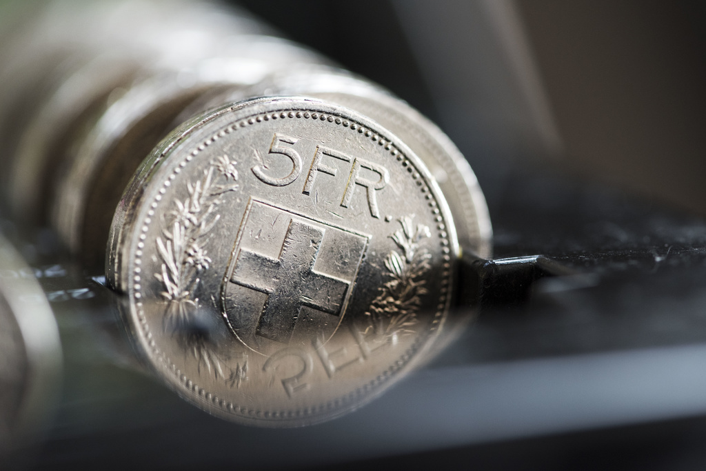 Frangu me rekord ndaj dollarit amerikan