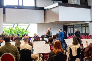 Orkestra e Filharmonisë së Kosovës nën drejtimin e dirigjentit italian Jacopo Sipari di Pescasseroli