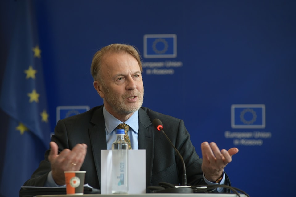 Shefi i Zyrës së BE-së në Kosovë: Nuk mund ta imagjinoj se si Kosova e Serbia mund të anëtarësohen në BE pa normalizim