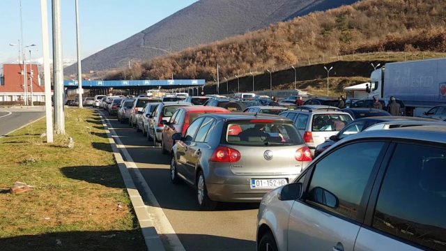 Kosovë-Shqipëri, rikthehen kontrollet në kufi, 8 sportele nuk përballojnë fluksin