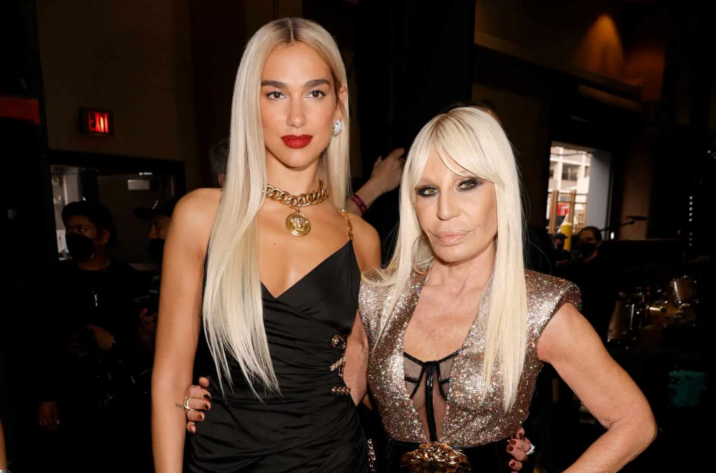Dua Lipa reagon pas largimit të Donatella Versace nga shtëpia e modës