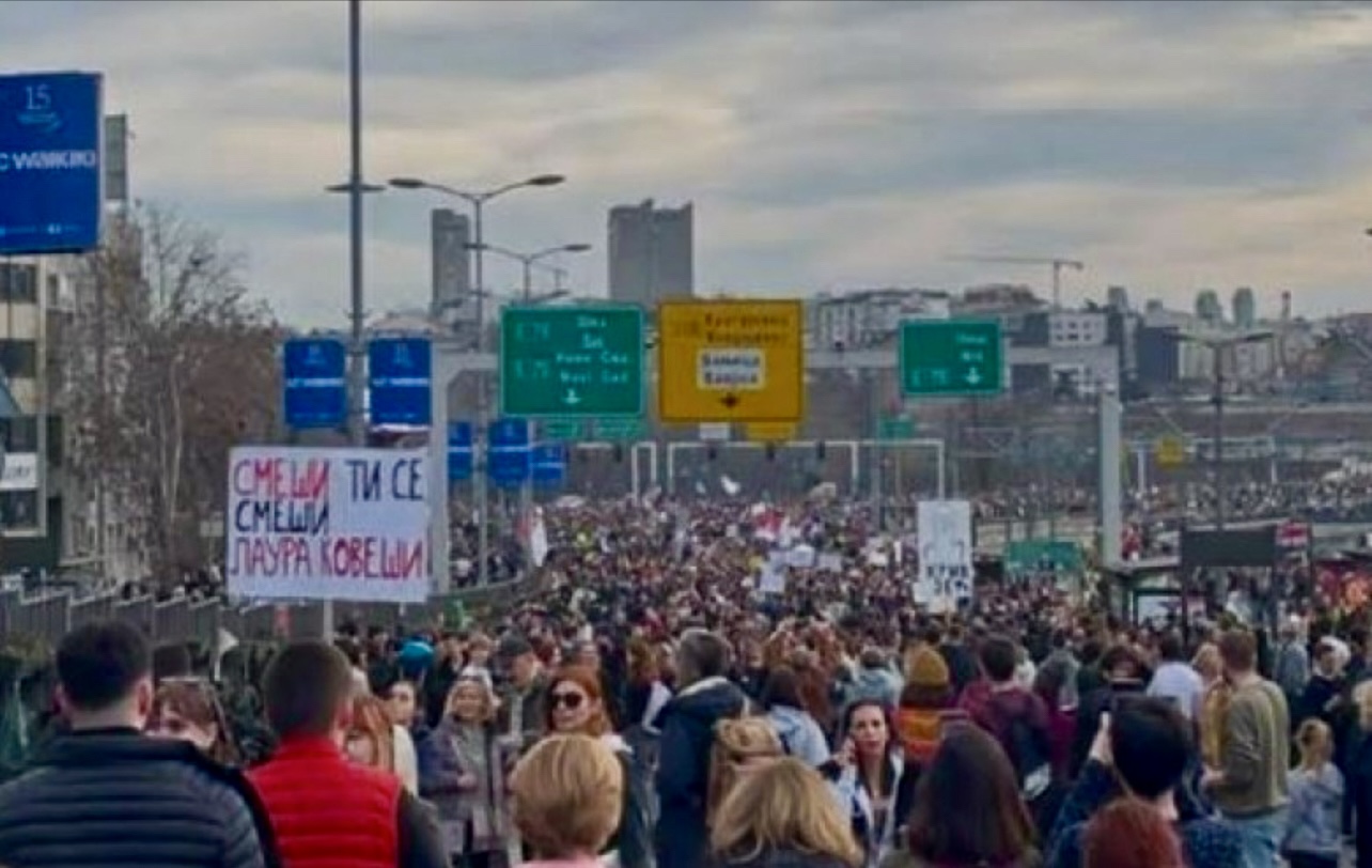Vetura futet mes turmës në Beograd, disa të lënduar