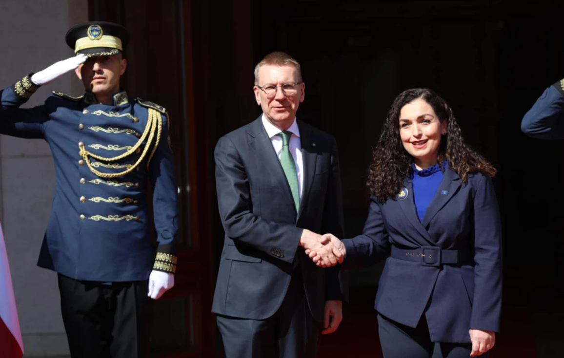 Rinkevics: BE-ja duhet t’ia heqë masat Kosovës, sa më shpejt aq më mirë